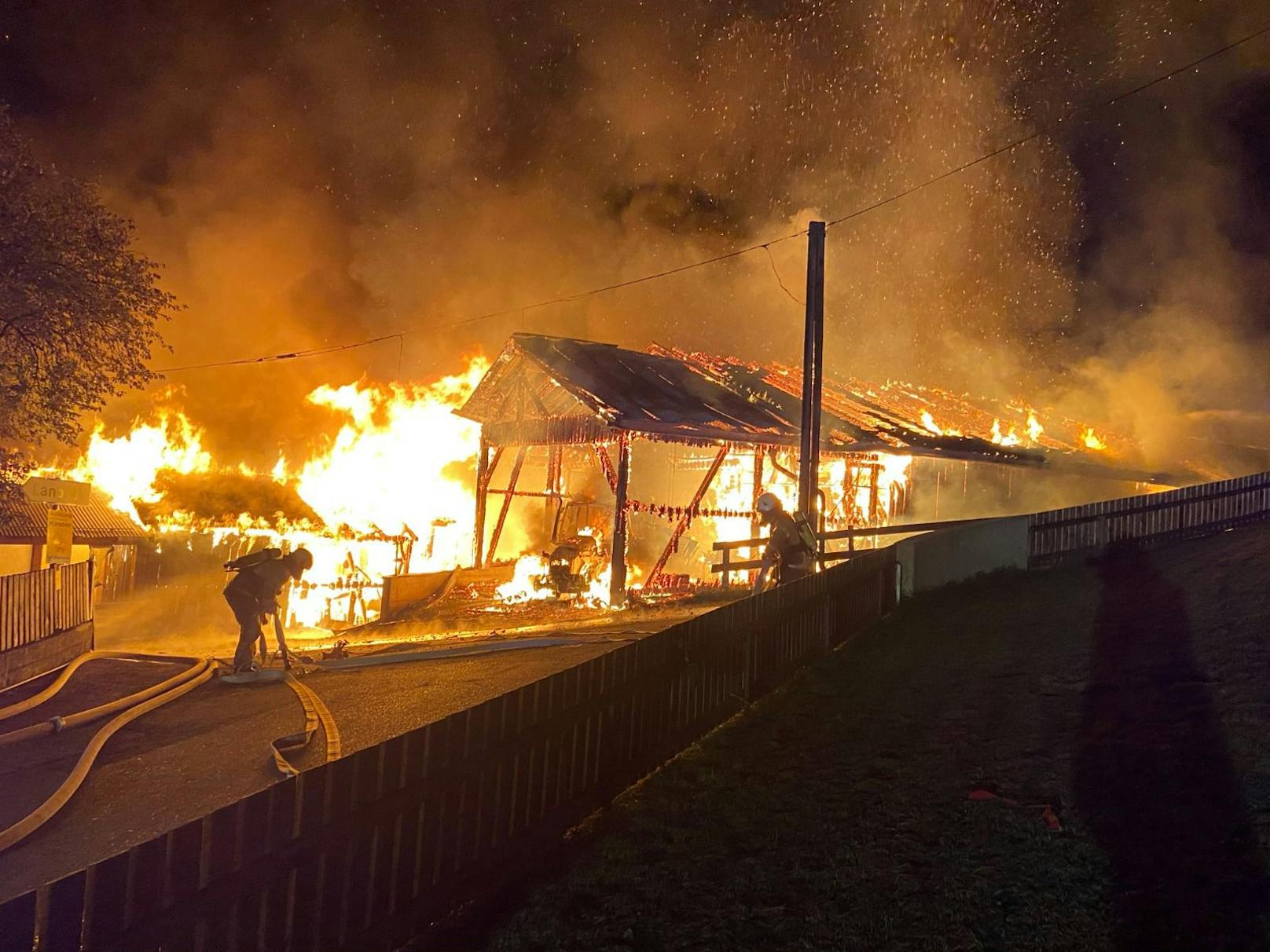 Am Samstag kurz vor 4 Uhr früh kam es in Stanz (Bezirk Landeck) zum Brand eines Wohnhauses samt Wirtschaftsgebäude.&nbsp;<br>