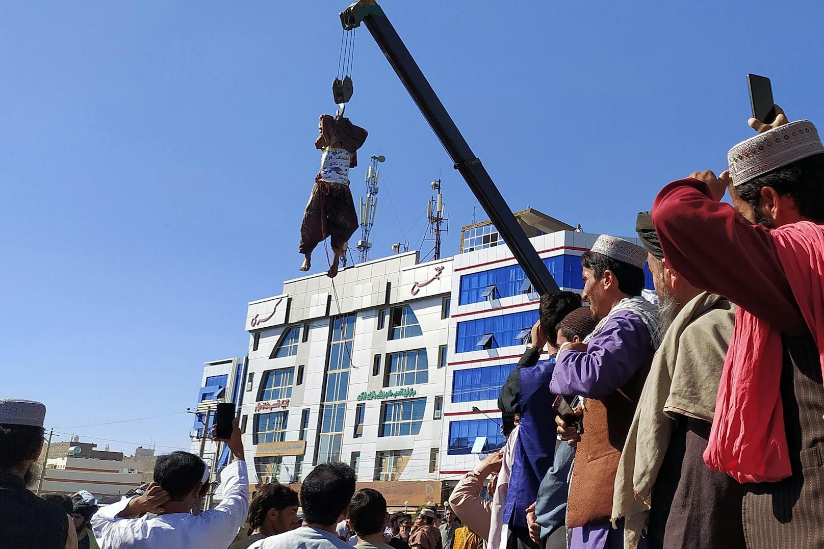 Die radikalislamischen Taliban haben am Samstag die Leichen von vier mutmaßlichen Entführern aufgehängt.