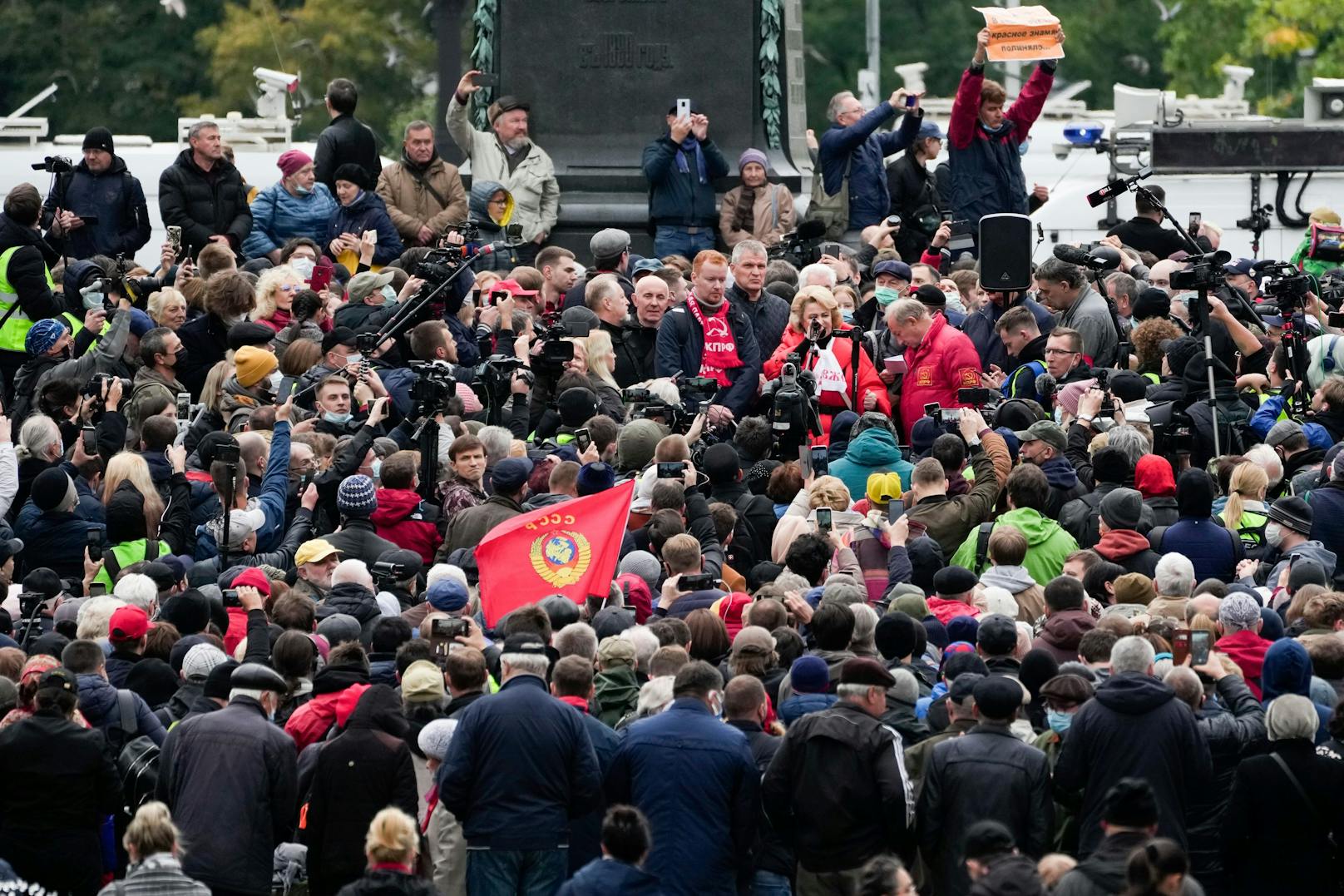 Etwa eine Woche nach der russischen Parlamentswahl gingen am Samstag hunderte Menschen in Moskau auf die Straße.&nbsp;