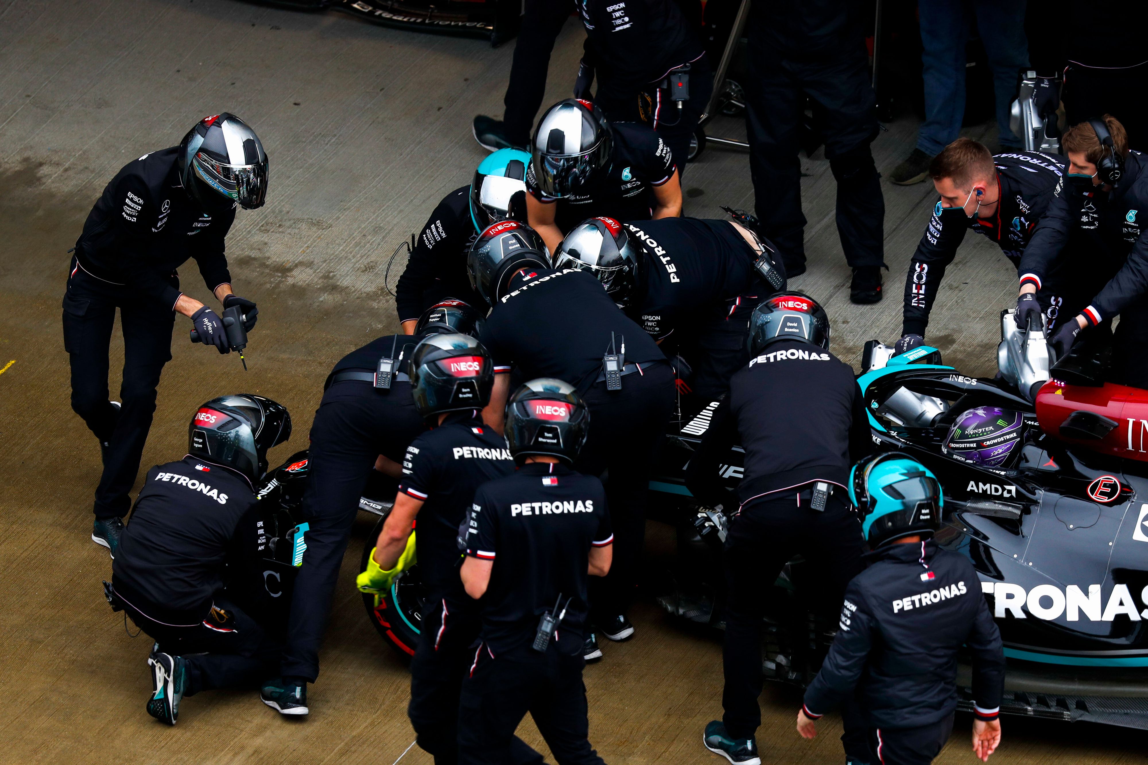 Lewis Hamilton crasht in der Boxengasse. 