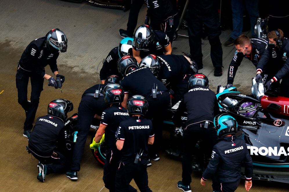 Lewis Hamilton crasht in der Boxengasse. 