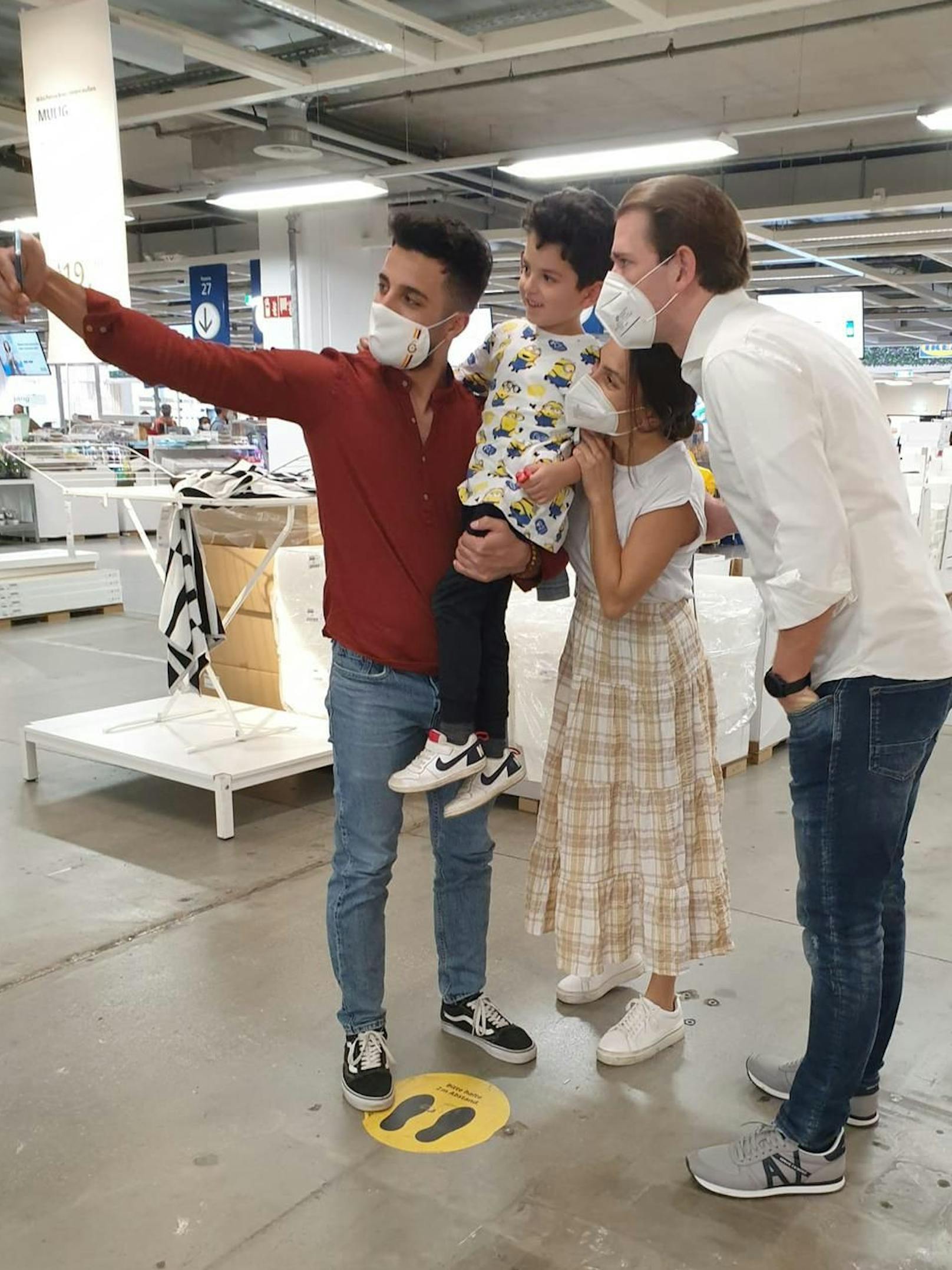 Selfies bei Ikea: Kurz ließ sich in Jeans und Turnschuhen ablichten.