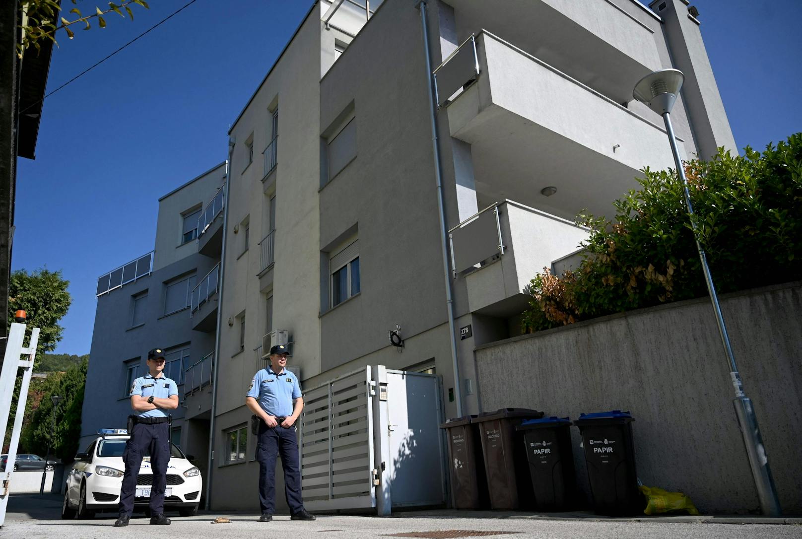 Die kroatischen Beamten sichern nun die Spuren am Tatort nach dem dreifachen Kindermord.