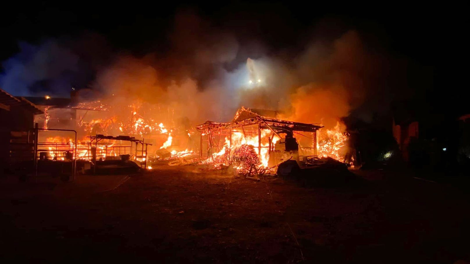 Die Flammen griffen auch auf ein angrenzendes Wohnhaus über, Personen sollen zum Glück nicht zu Schaden gekommen sein.