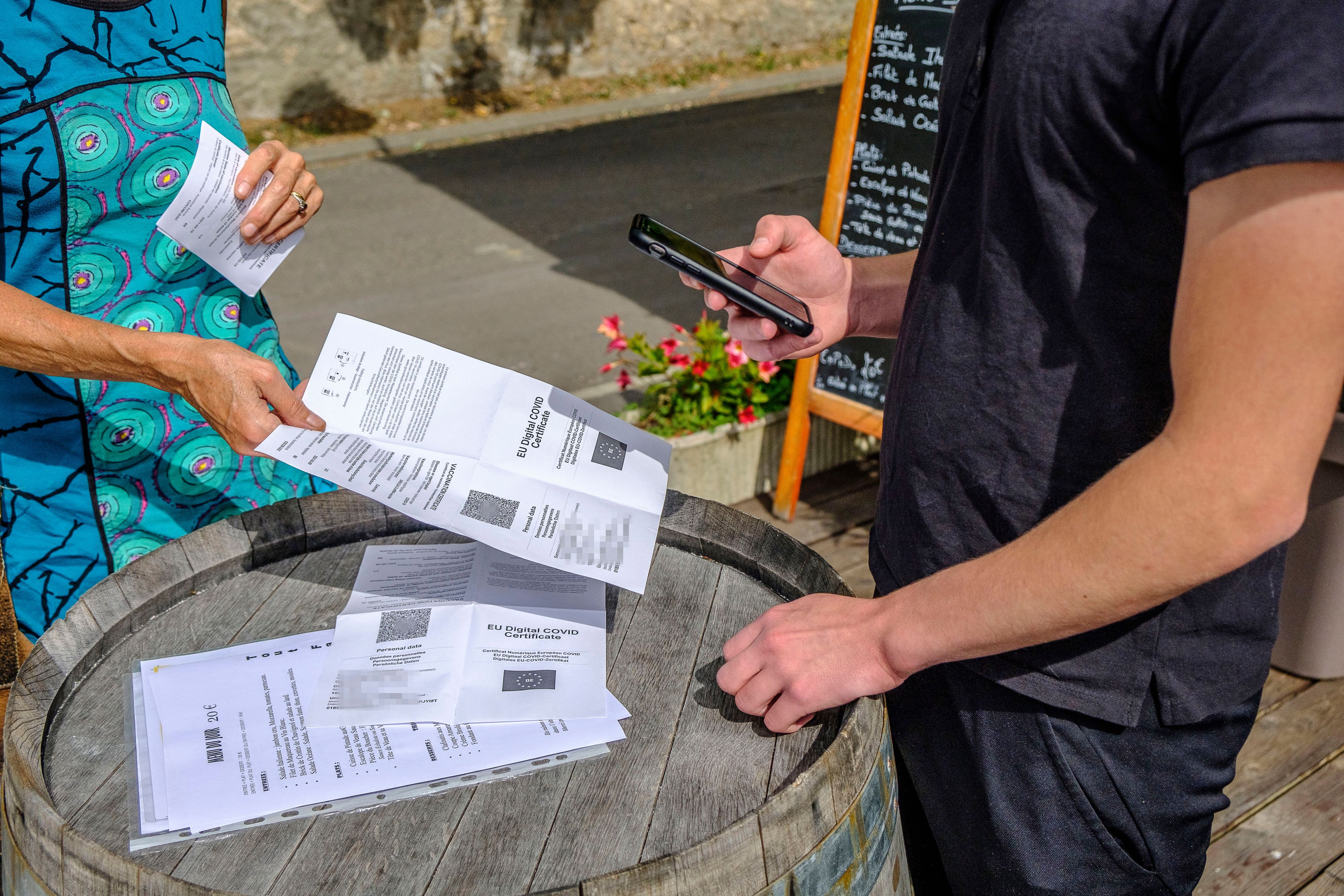 Download von www.picturedesk.com am 25.09.2021 (19:18).  Vaccination certificate confirming that the holder has received a full covid-19 vaccination is mandatory to enter restaurants, cafe, bars - Scan of the pass |.Un certificat de vaccination confirmant que le detenteur a reçu une vaccination complète contre le virus covid-19 est obligatoire pour entrer dans les restaurants, bar, cafe Reporters / QUINET - 20210828_PD23980 - Rechteinfo: Rights Managed (RM)