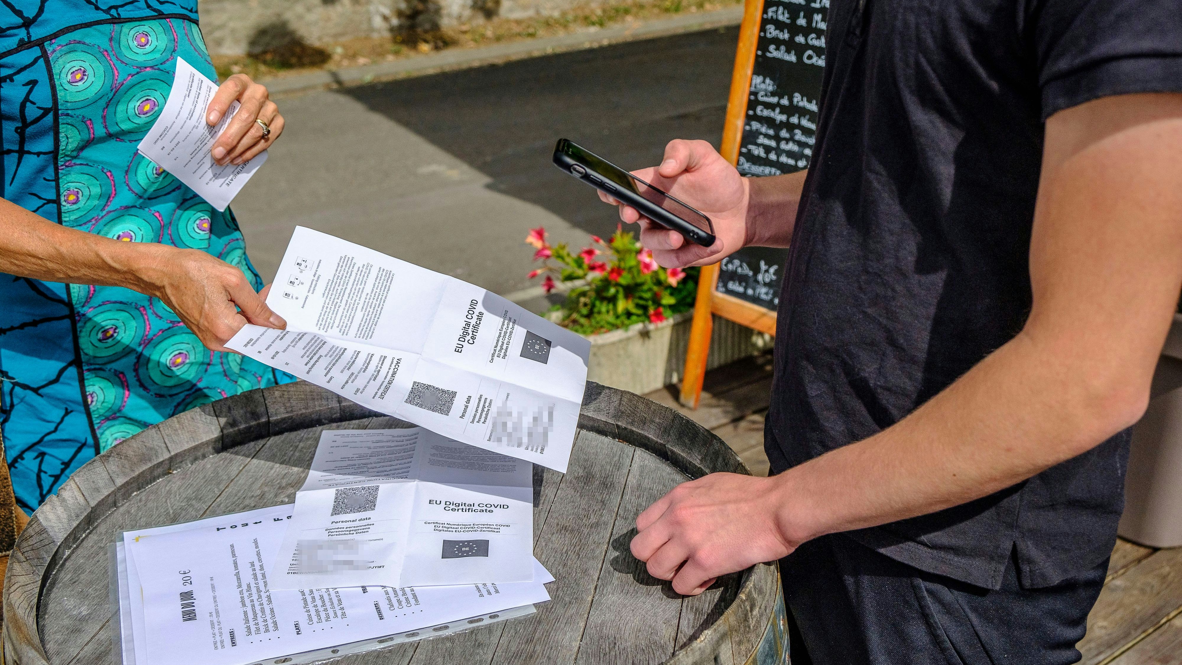 Download von www.picturedesk.com am 25.09.2021 (19:18).  Vaccination certificate confirming that the holder has received a full covid-19 vaccination is mandatory to enter restaurants, cafe, bars - Scan of the pass |.Un certificat de vaccination confirmant que le detenteur a reçu une vaccination complète contre le virus covid-19 est obligatoire pour entrer dans les restaurants, bar, cafe Reporters / QUINET - 20210828_PD23980 - Rechteinfo: Rights Managed (RM)