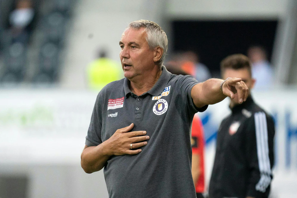 Peter Pacult feiert den klaren Erfolg in Altach. 