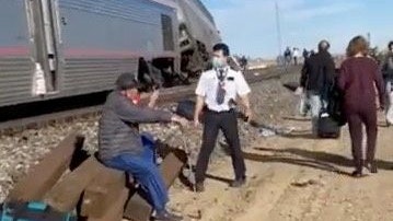 Mehrere Wagen entgleist: Die Leute warten neben dem Zug auf Hilfe. (25. September 2021)