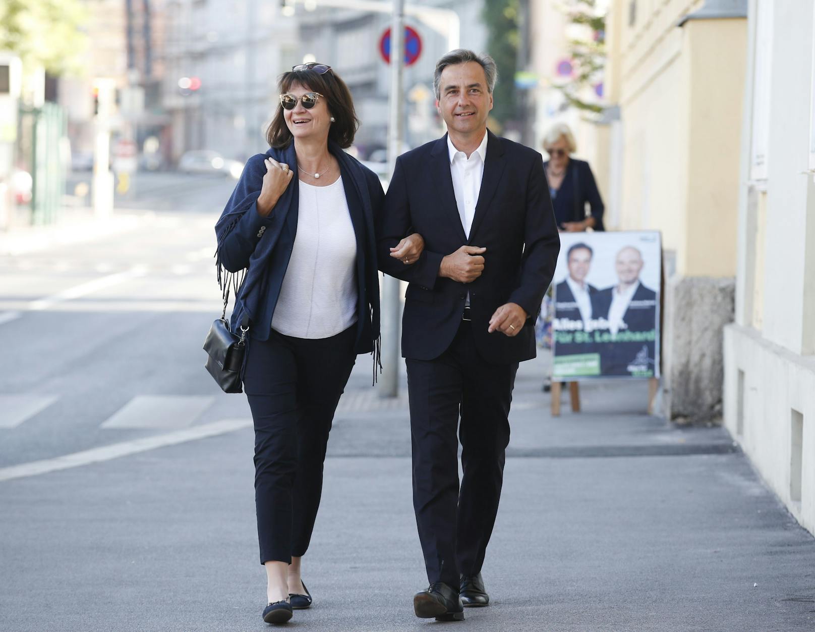 Bürgermeister Siegfried Nagl (ÖVP) mit Gattin Andrea vor seiner Stimmagabe. Er gilt als Favorit. 