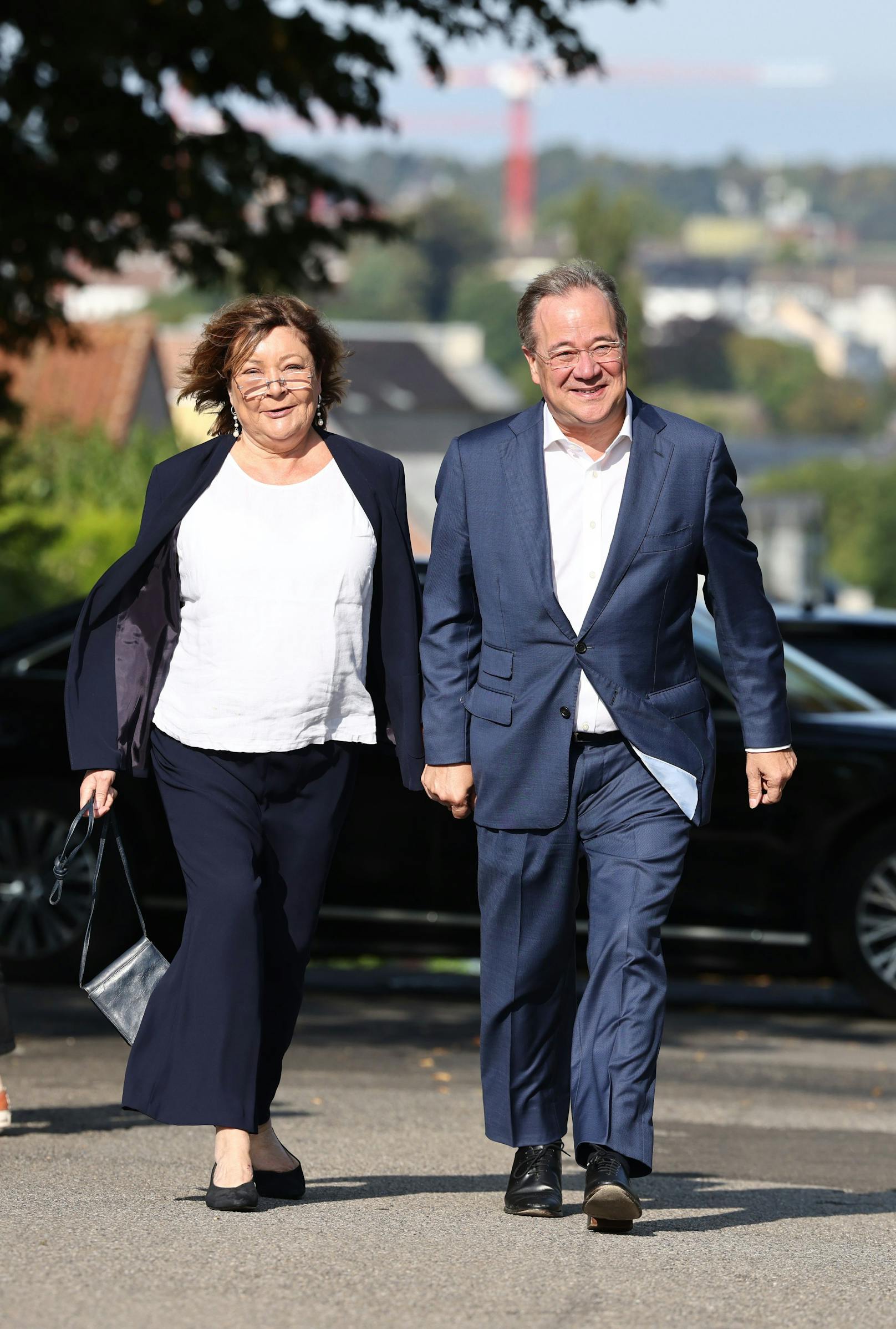 CDU-Kanzlerkandidat Armin Laschet erscheint mit seiner Frau Susanne bei der Wahl