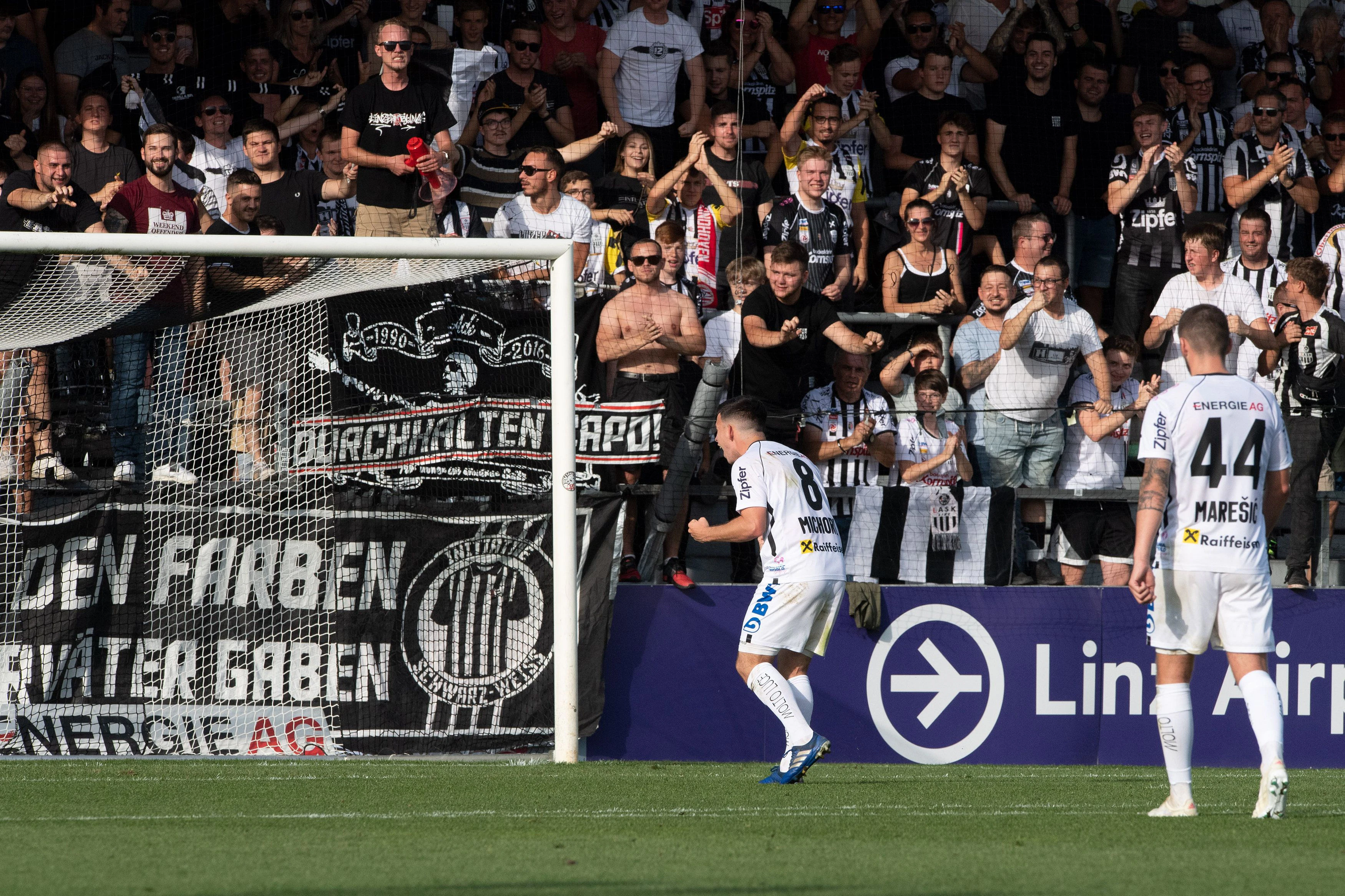 Peter Michorl jubelt mit der LASK-Fankurve.