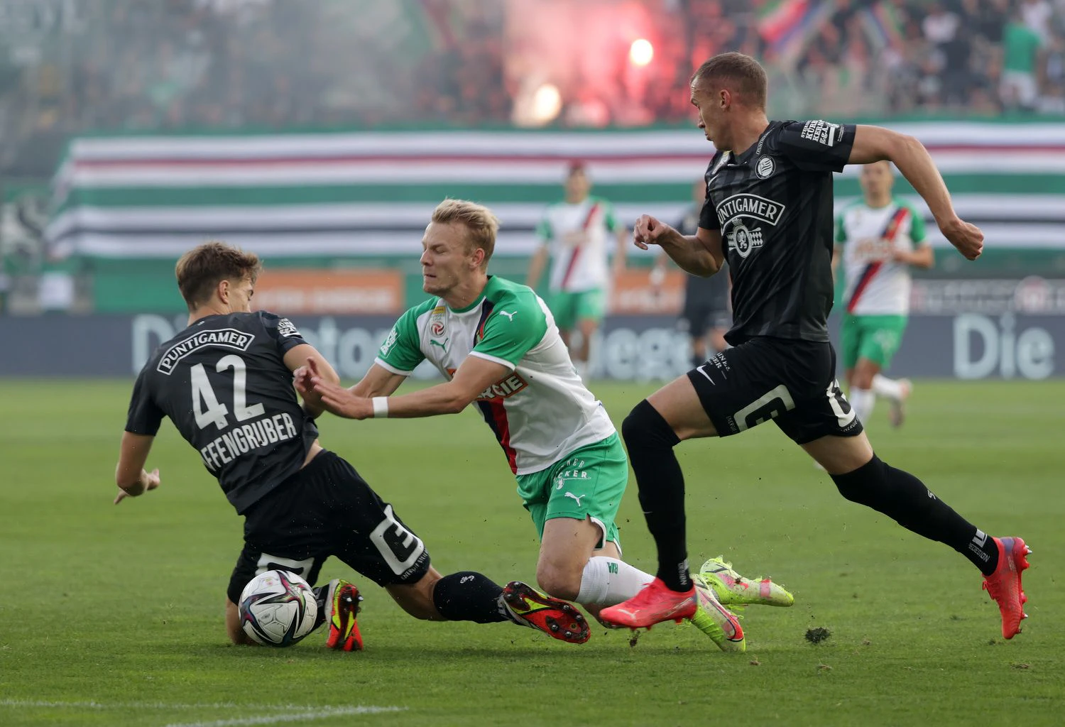 Harter Fight zwischen Rapid und Sturm.