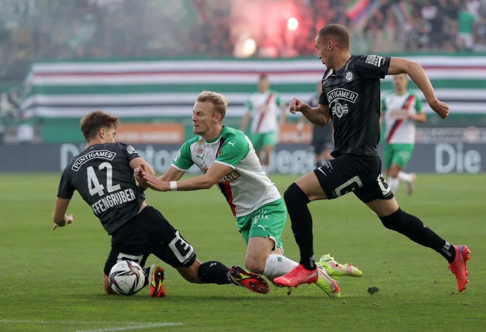 Harter Fight zwischen Rapid und Sturm.