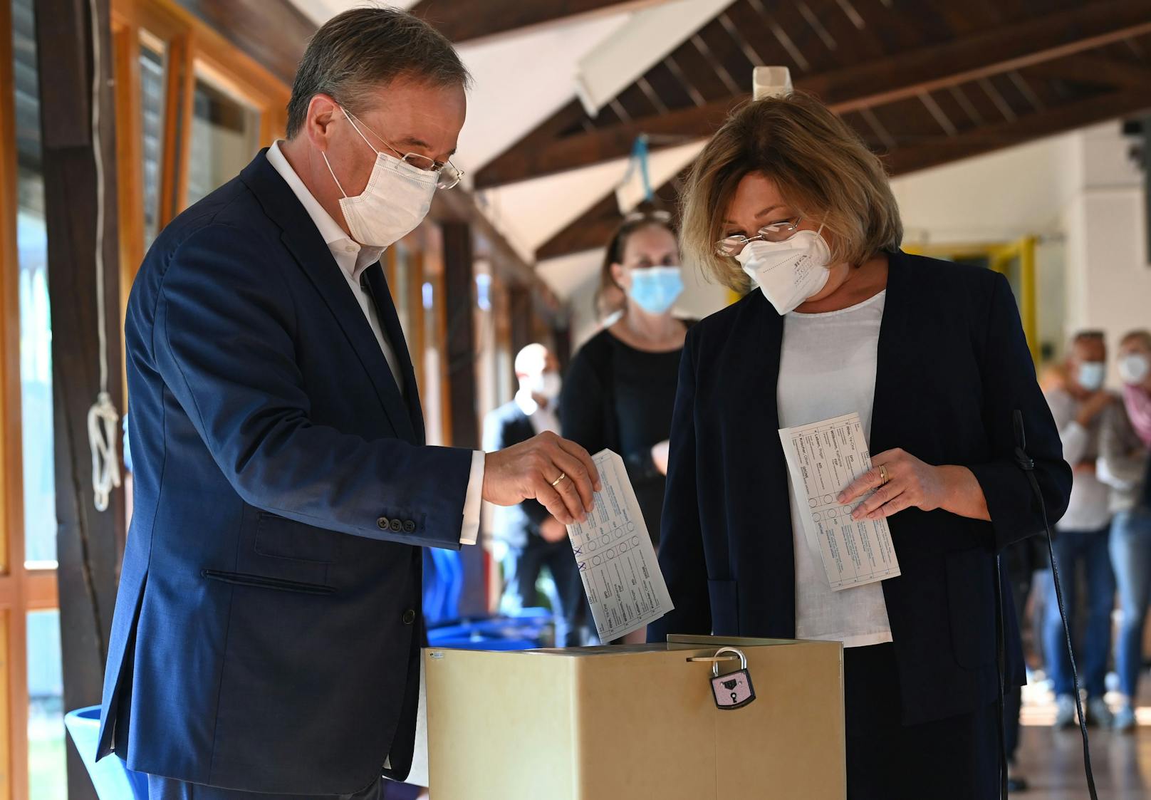 CDU-Kanzlerkandidat Armin Laschet und Frau Susanne falteten ihre Stimmzettel falsch.