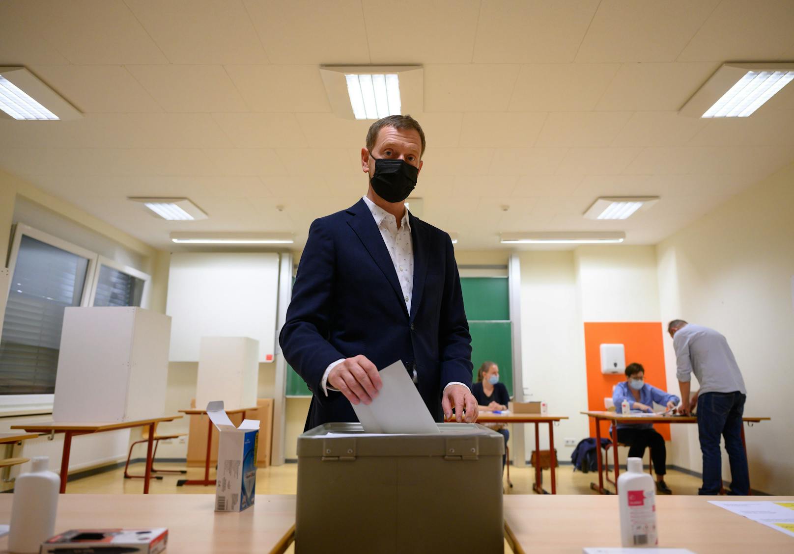 Michael Kretschmer (CDU), Ministerpräsident von Sachsen, wirft seinen Stimmzettel in die Wahlurne