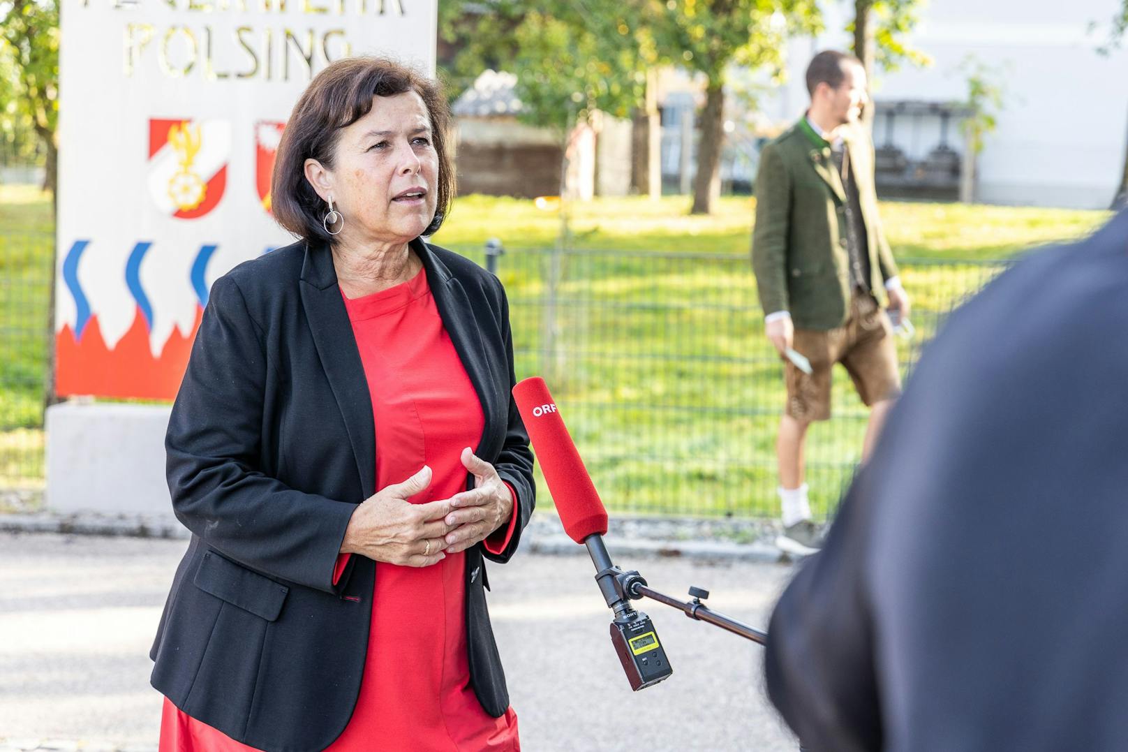 SPÖ-Spitzenkandidatin Birgit Gerstorfer vor ihrer Stimmabgabe zur Landtagswahl in Oberösterreich, am Sonntag 26. September 2021 in Alkoven.