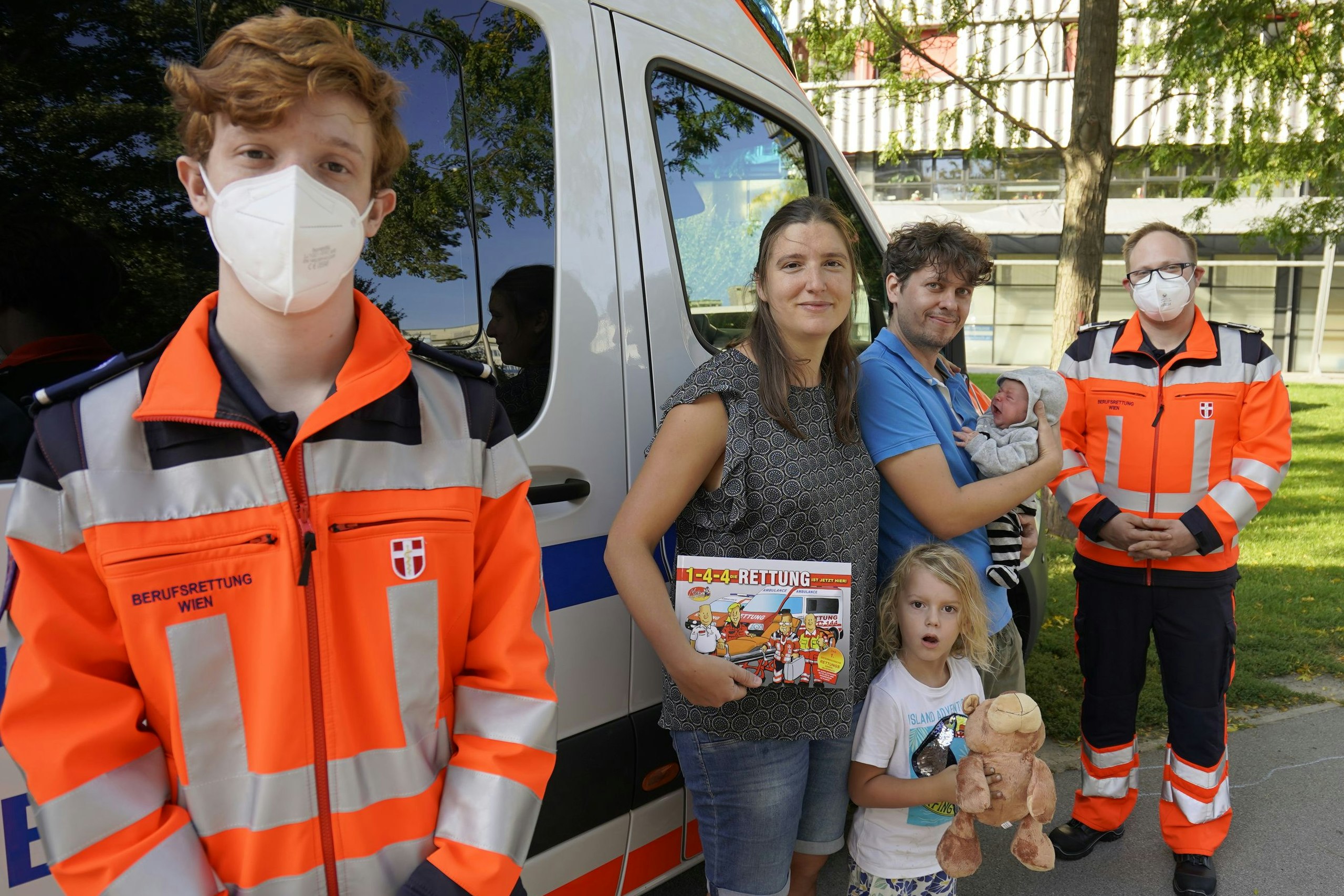 Benjamin kam am 1. September beim Knoten Prater auf der Tangente zur Welt. Papa Andreas (37) wurde zur "Hebamme", Berufsretter Jakob T. und Gerry W. brachten das Neugeborene und Mama Christina (39) ins Spital. Jetzt gab es ein Wiedersehen.