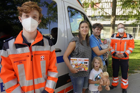 Benjamin kam am 1. September beim Knoten Prater auf der Tangente zur Welt. Papa Andreas (37) wurde zur "Hebamme", Berufsretter Jakob T. (li.) und Gerry W. brachten das Neugeborene und Mama Christina (39) ins Spital. Jetzt gab es ein Wiedersehen, bei dem auch Benjamins großer Bruder Eliot (4) dabei war.