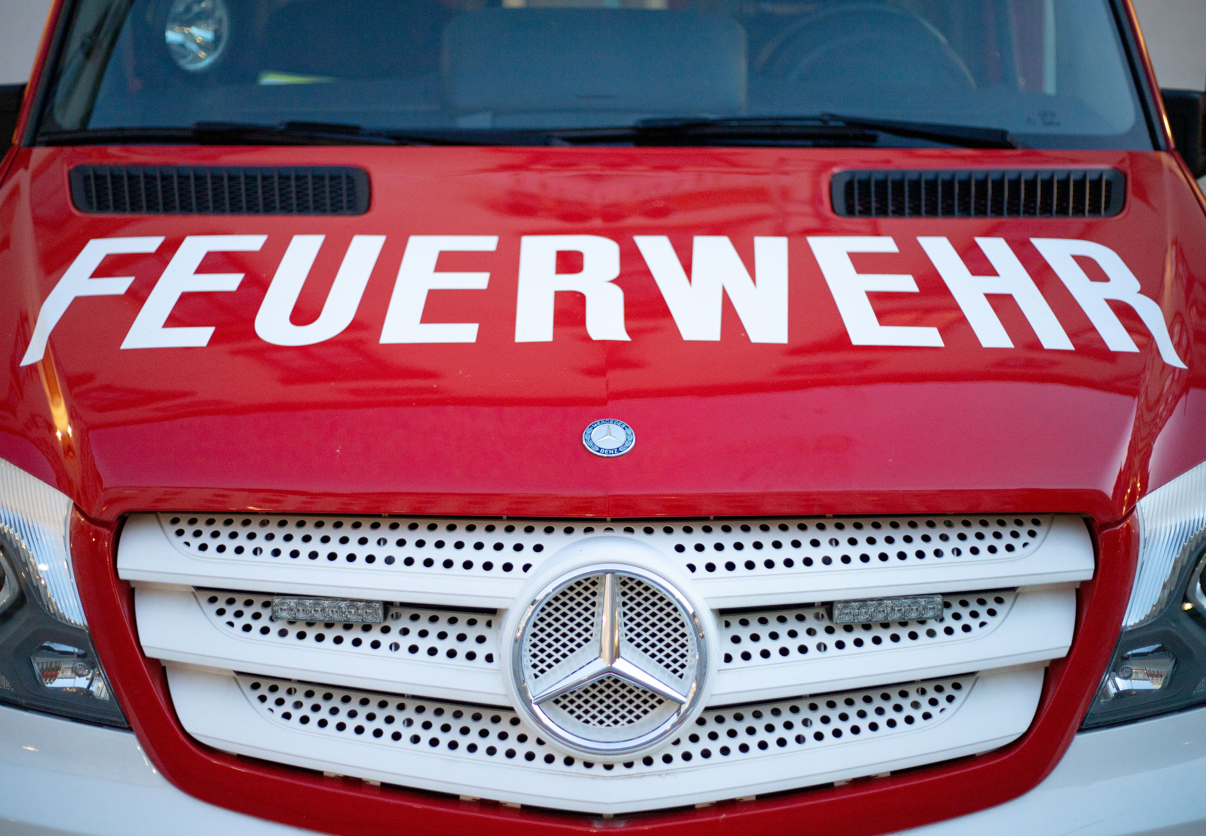  Motorhaube eines Einsatzfahrzeuges der Feuerwehr. Symbolbild