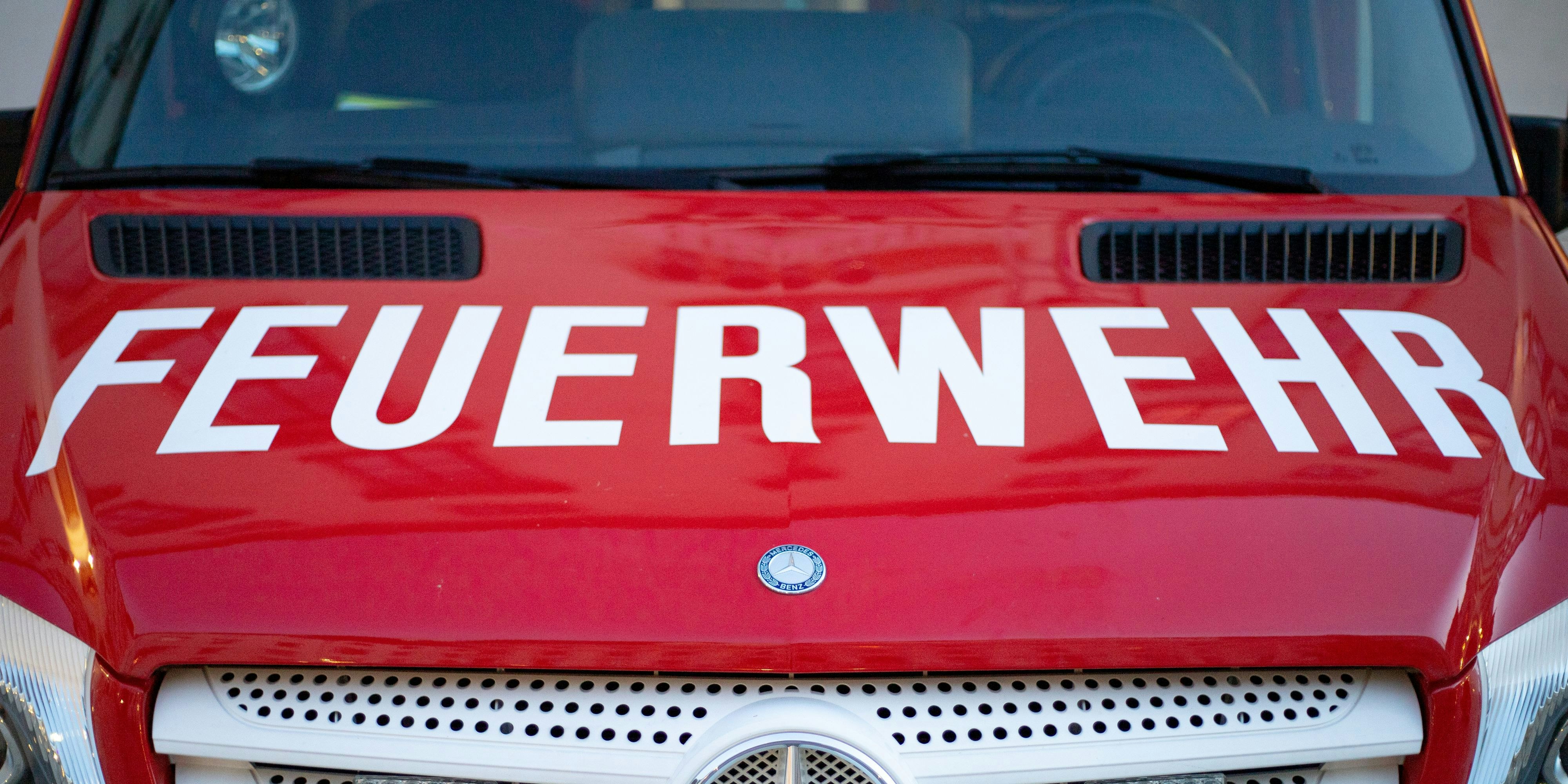  Motorhaube eines Einsatzfahrzeuges der Feuerwehr. Symbolbild