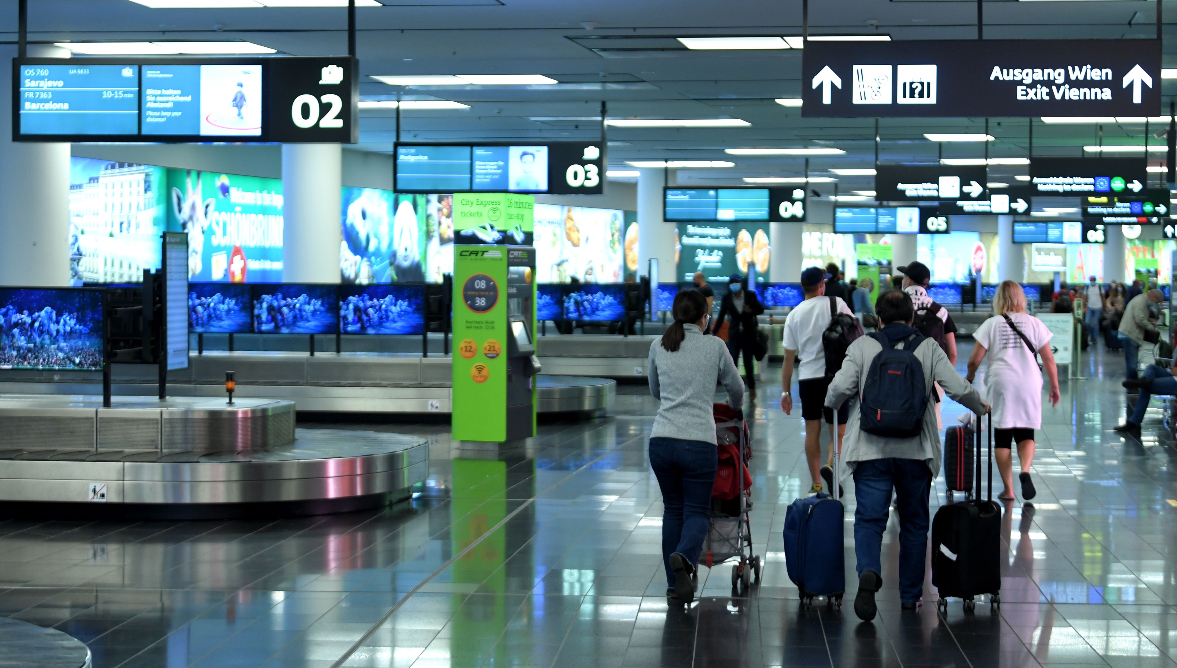 Gleich reihenweise wurden Testfälscher am Flughafen Wien ertappt.