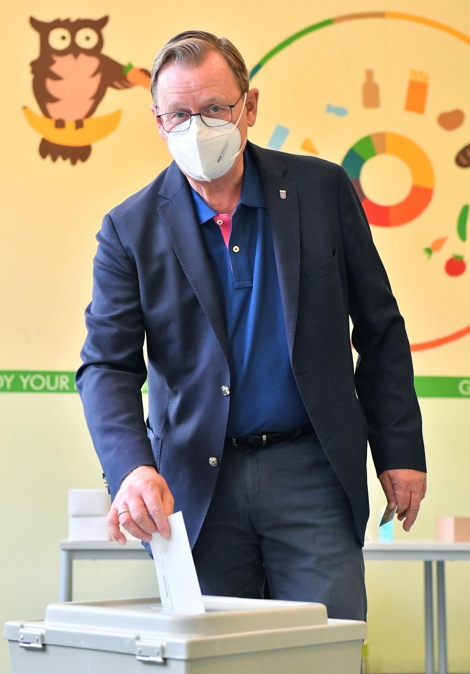 Thüringens Ministerpräsident Bodo Ramelow (Die Linke) gibt seine Stimme in der Moritzschule ab