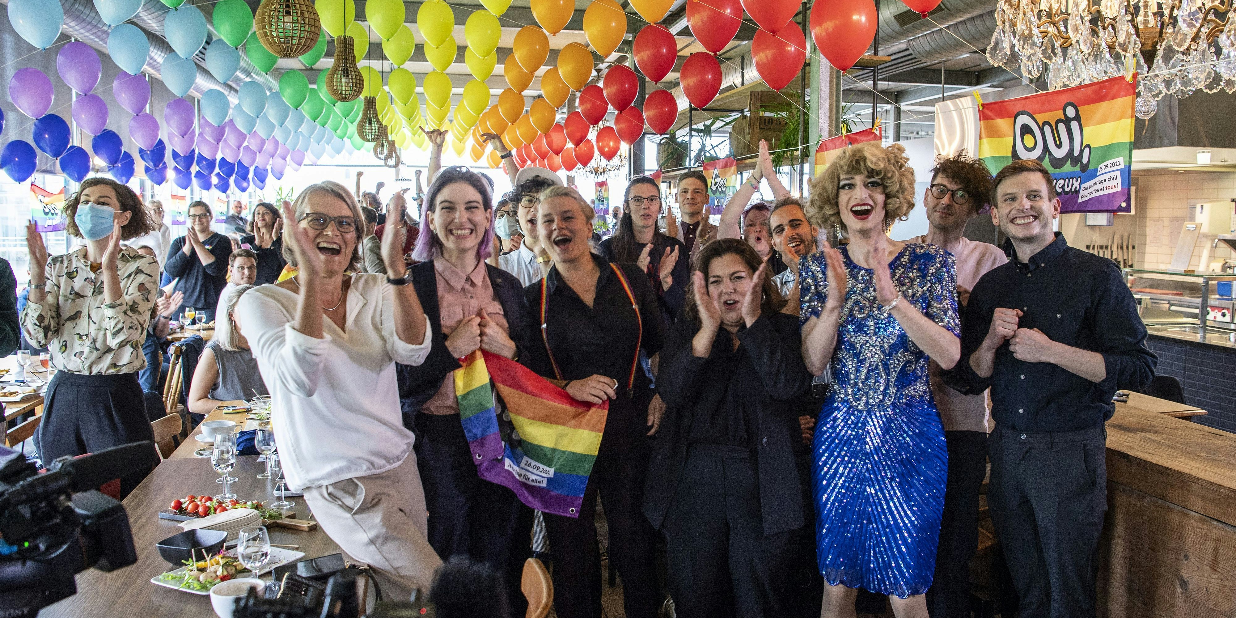 Personen vom Pro Komitee feiern in Bern das "Ja" zur Ehe für alle.