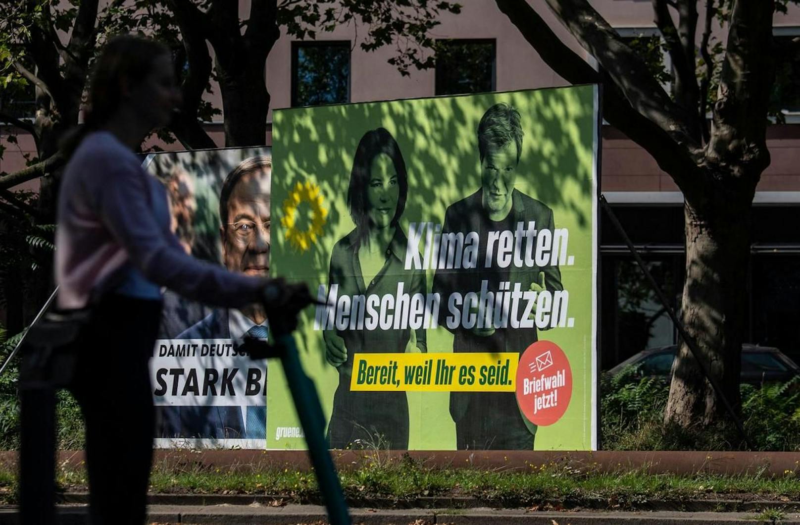 Aber die Grünen könnten zu Königsmachern werden: Da es keinen klaren Favoriten gibt und in den Umfragen SPD und Union nah beieinanderliegen, sind viele Bündnisse denkbar. Sowohl die Grünen als auch die FDP kommen in den derzeit wahrscheinlichsten Koalitionsvarianten vor.