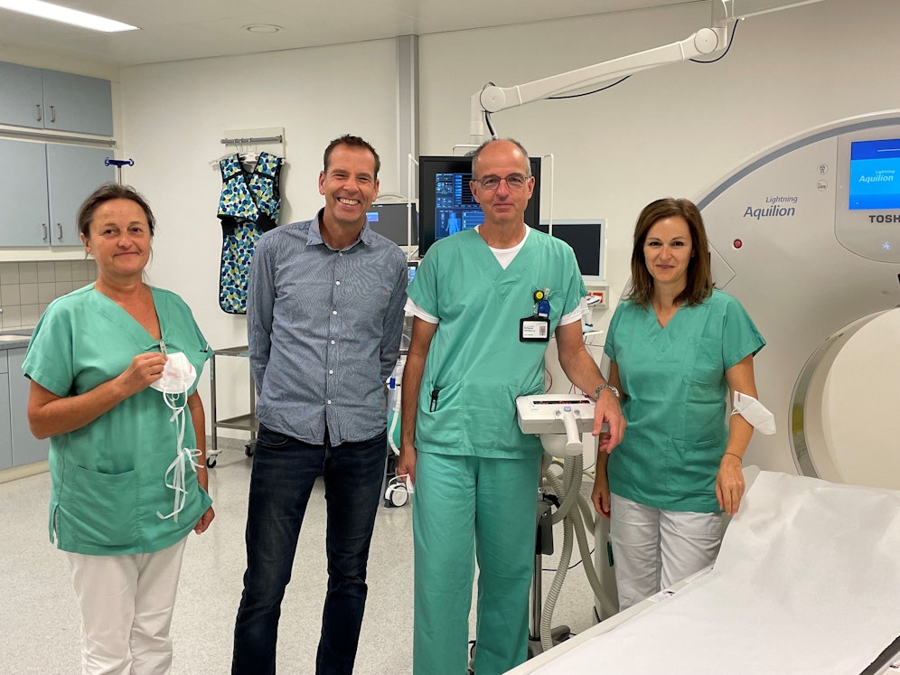 Irene Steininger, Radiologietechnologin am Standort Korneuburg, Prim. Dr. Eckart Wildling, Leiter der Abteilung Anästhesie, Prim. Priv. Doz. Dr. Wolfgang Krampla, MBA, Leiter des Instituts für Radiologie und Esther Lahner-Lauryn, Radiologietechnologin am Standort Korneuburg nach der ersten Tumorentfernung mittels Kryoablation am Landesklinikum Korneuburg-Stockerau.