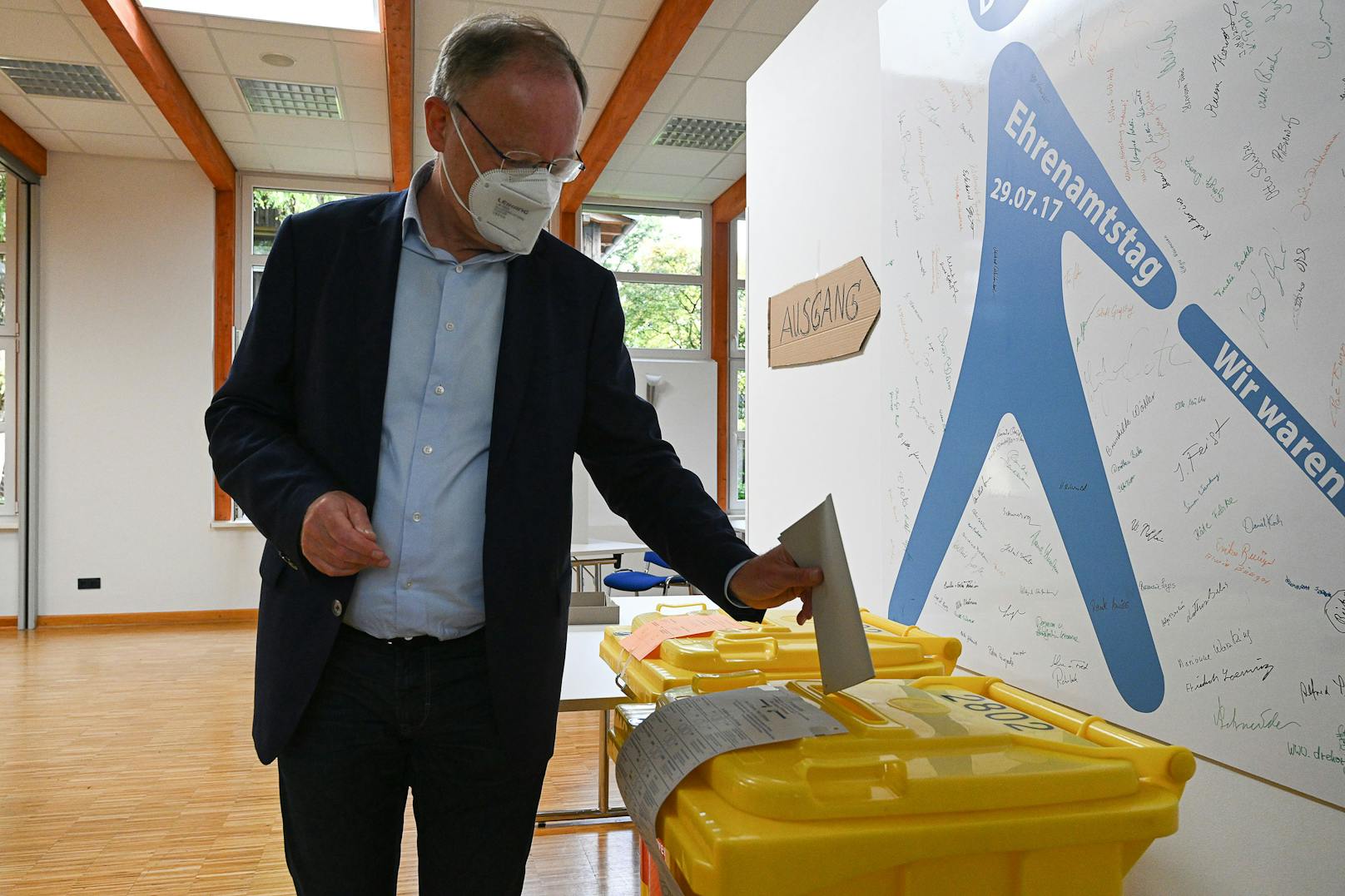 Niedersachsens Ministerpräsident Stephan Weil (SPD) gibt seine Stimme ab