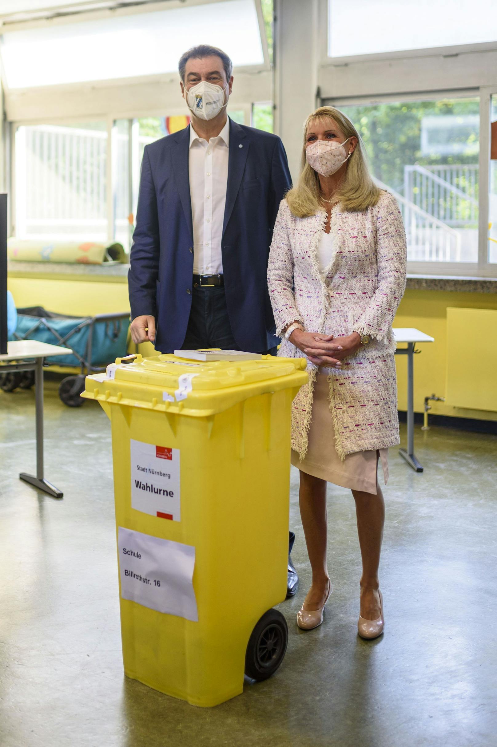 Markus Söder (CDU), Ministerpräsident von Bayern, bei der Stimmabgabe. An seiner Seite: Ehefrau Karin-Baumüller-Söder