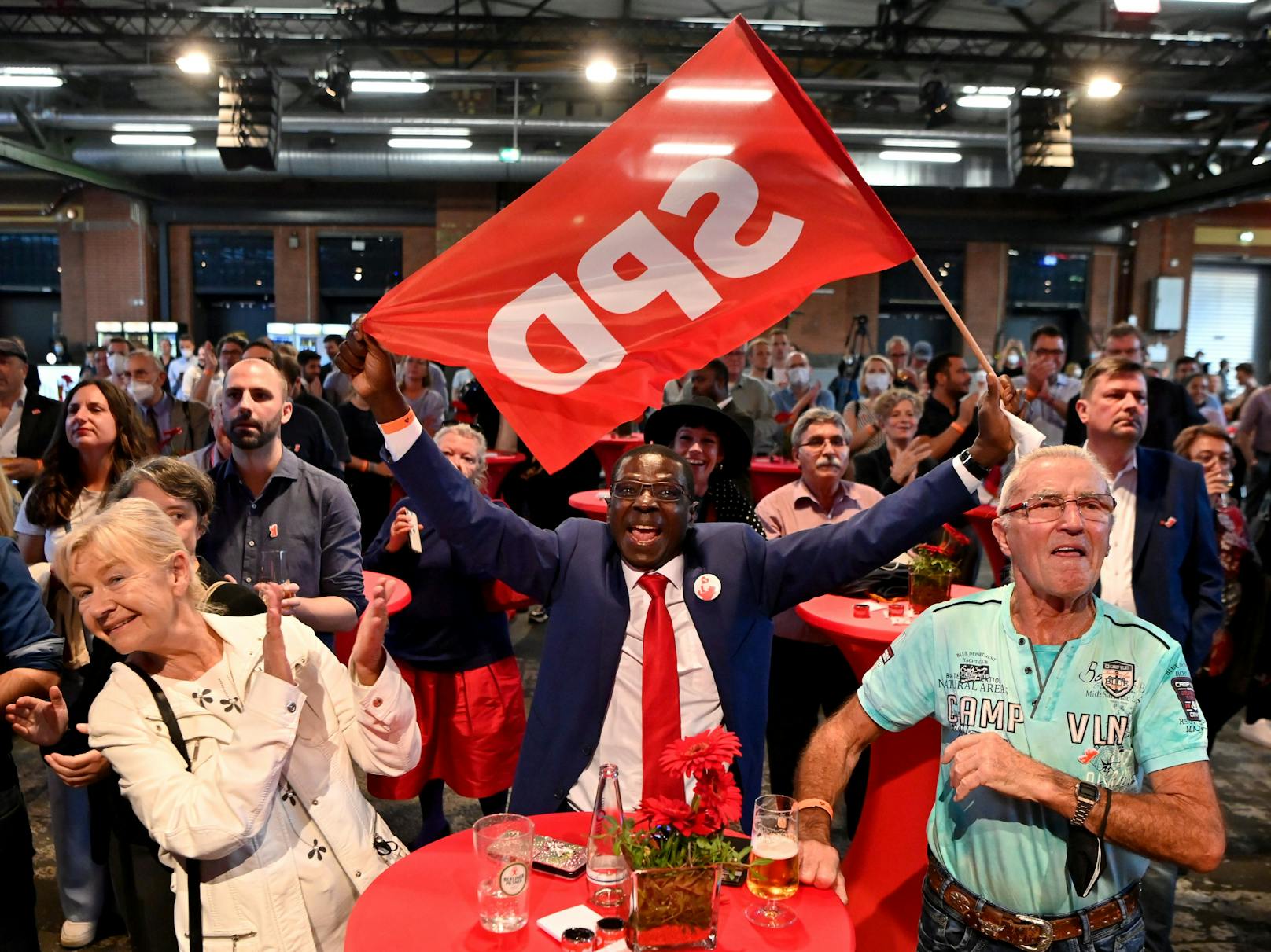 Gute Stimmung in der SPD-Zentrale: Teilnehmer bejubeln die ersten Prognosen