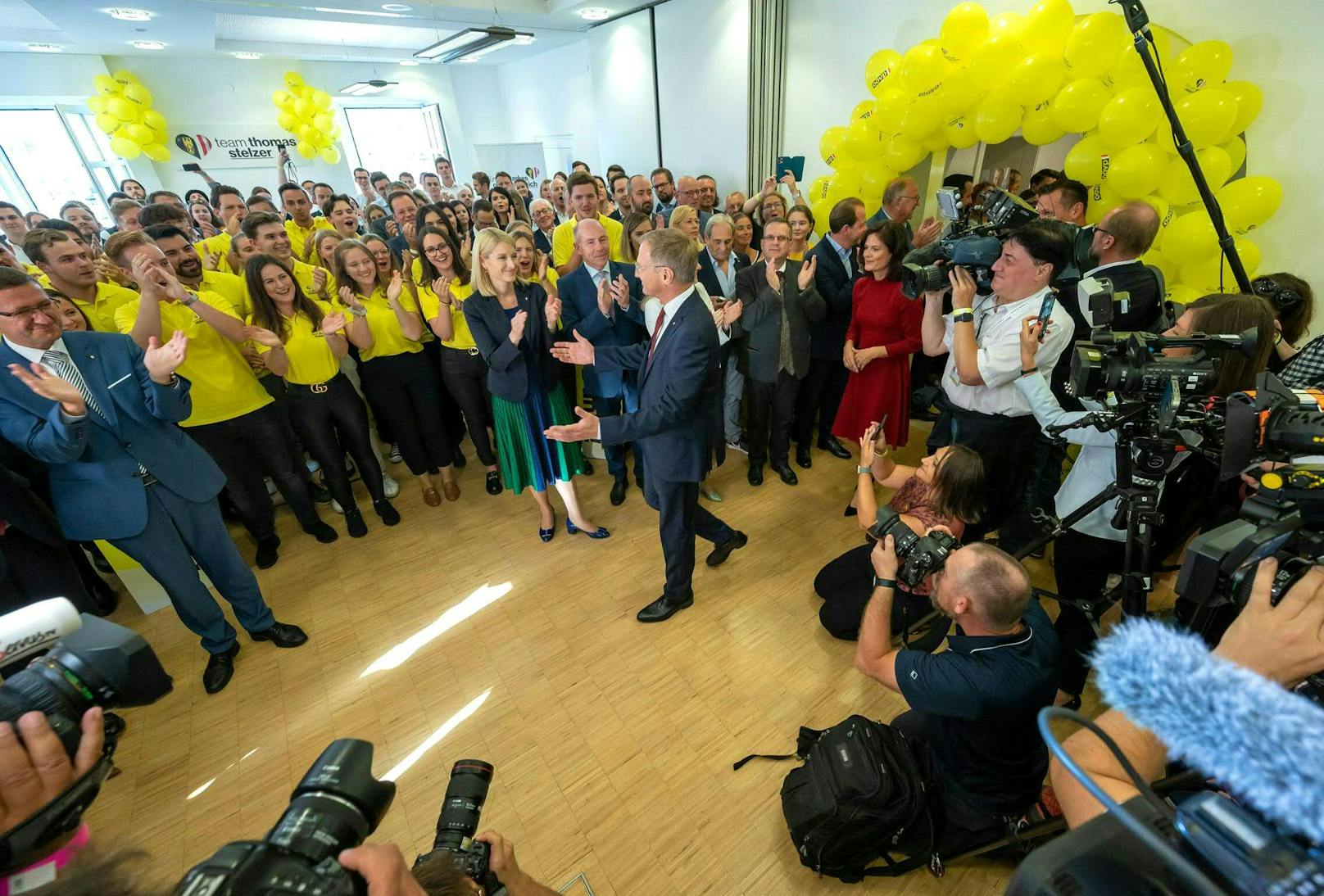 Landeshauptmann Thomas Stelzer mit seinem Team im ÖVP-Wahlzentrum