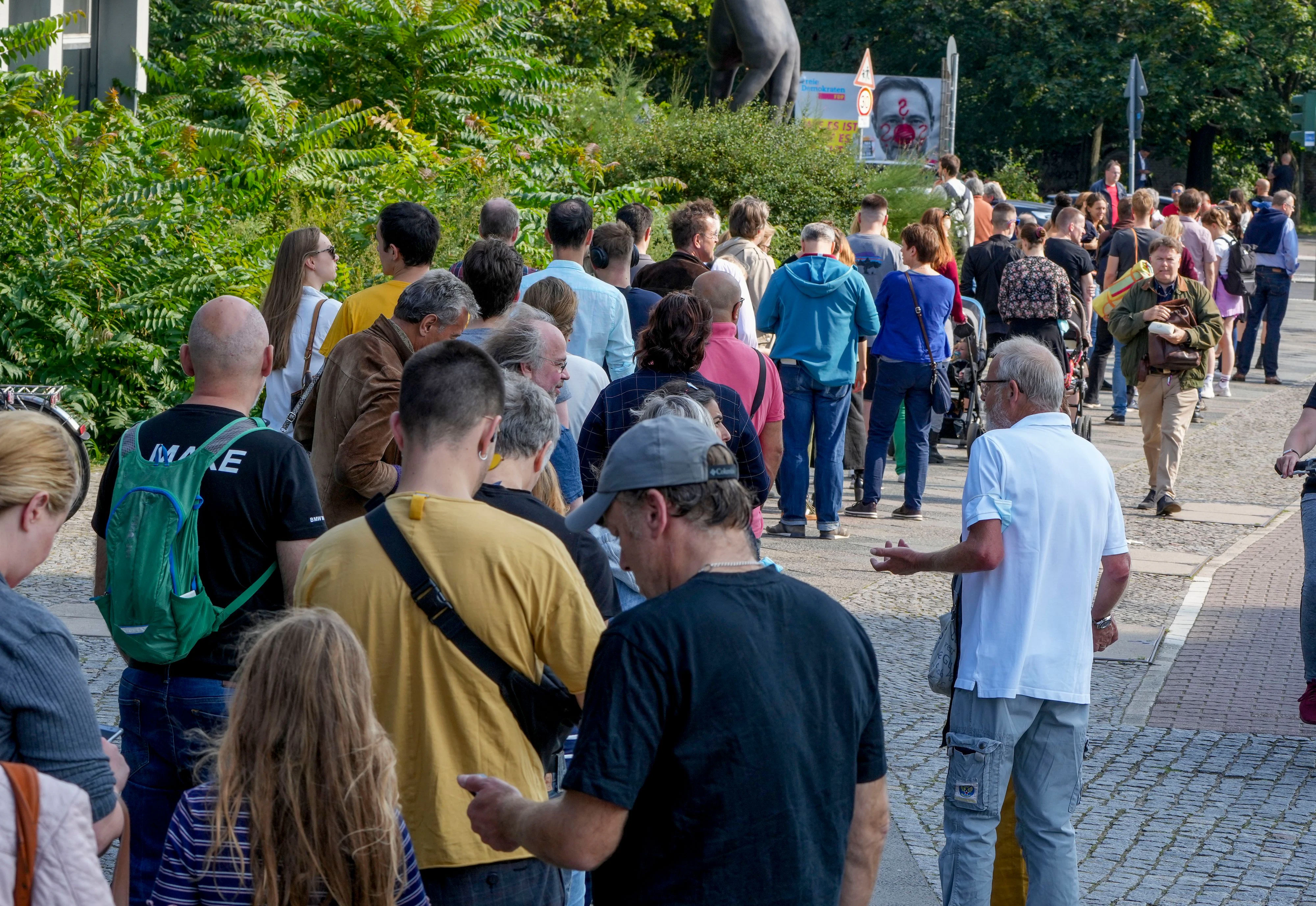 Lange Schlangen vor den Wahllokalen in Berlin.