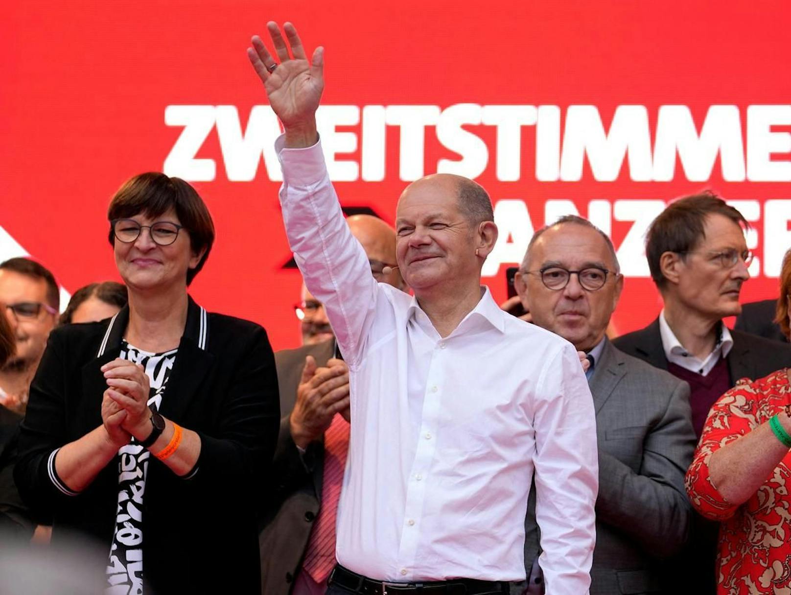 Bei der Kanzlerpräferenz führt Olaf Scholz mit 28 Prozent, Annalena Baerbock (Grüne) kommt auf 16 und Armin Laschet (CDU) auf 13 Prozent. 42 Prozent würden sich für keinen der drei Bewerber entscheiden.