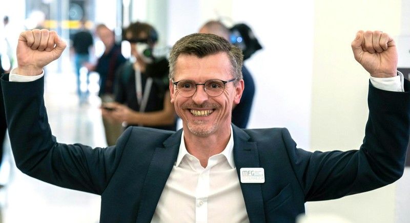 Joachim Aigner von der Impf-kritischen Partei MFG jubelt im Ursulinenhof.