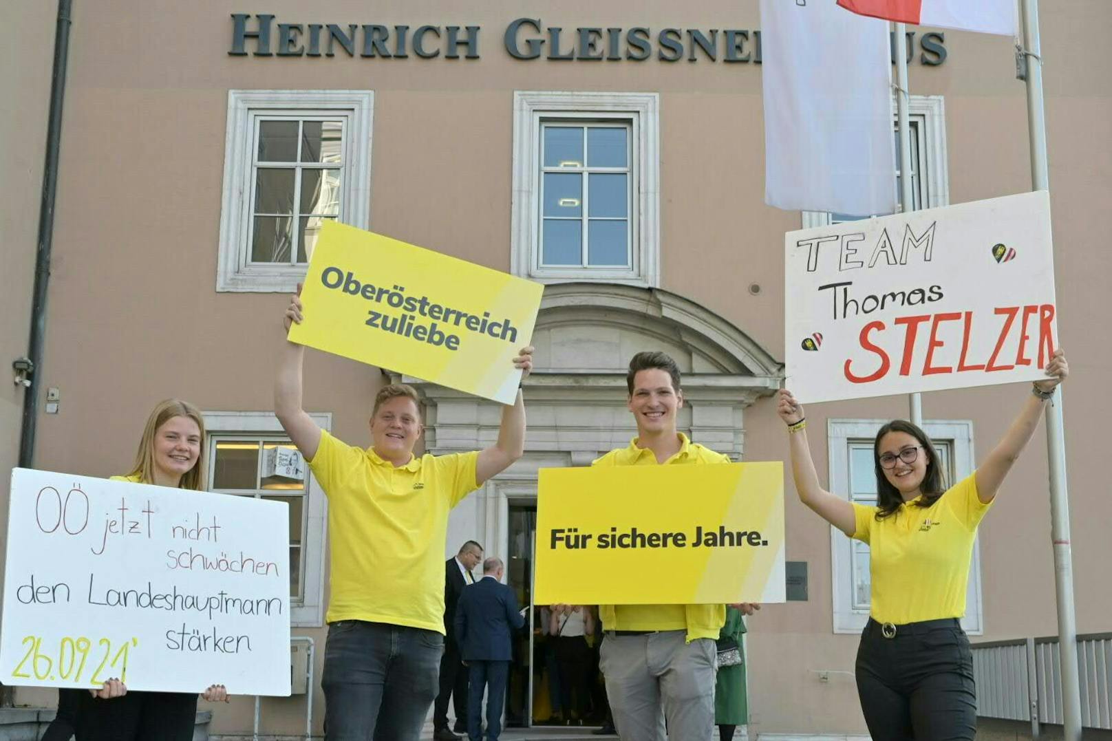 Unterstützer der ÖVP vor dem Heinrich Gleissner Haus