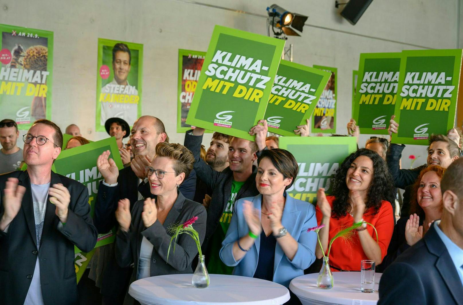 Die Grünen (li. Stadträtin Eva Schobesberger) applaudieren zum Wahlergebnis.