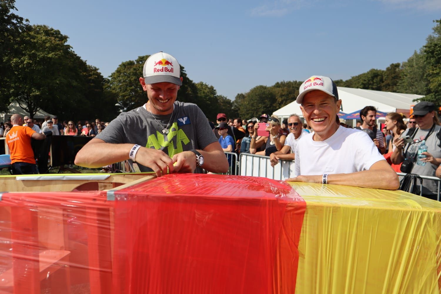 Andreas Goldberger hat Thomas Morgenstern einen Besuch beim Bau seines Flugzeugs besucht. 