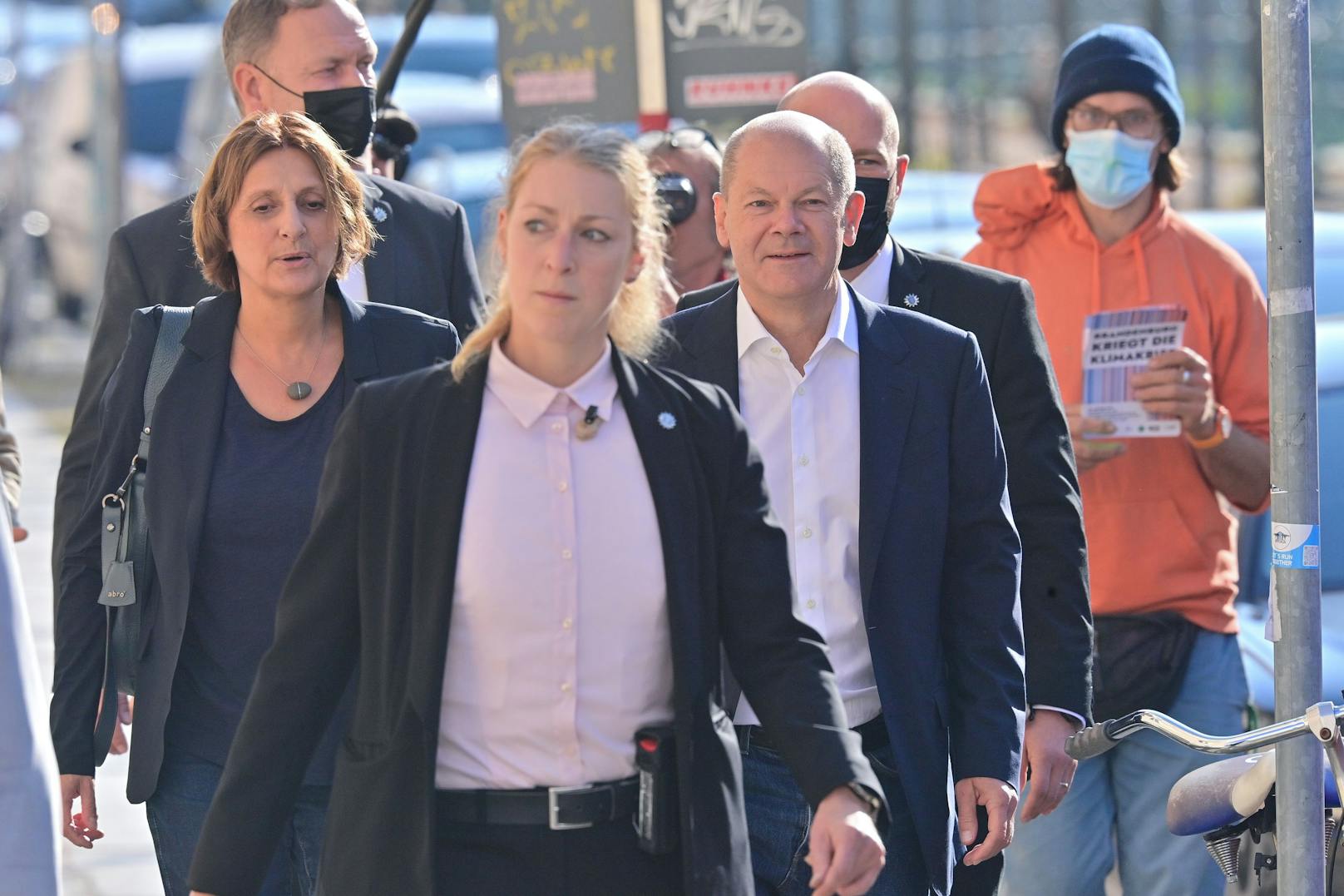 Kanzlerkandidat Olaf Scholz (SPD) geht mit seiner Frau Britta Ernst zur Wahl