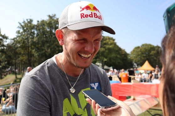 Thomas Morgenstern gab "Heute"-Redakteurin Romina Colerus einen Korb für sein Team
