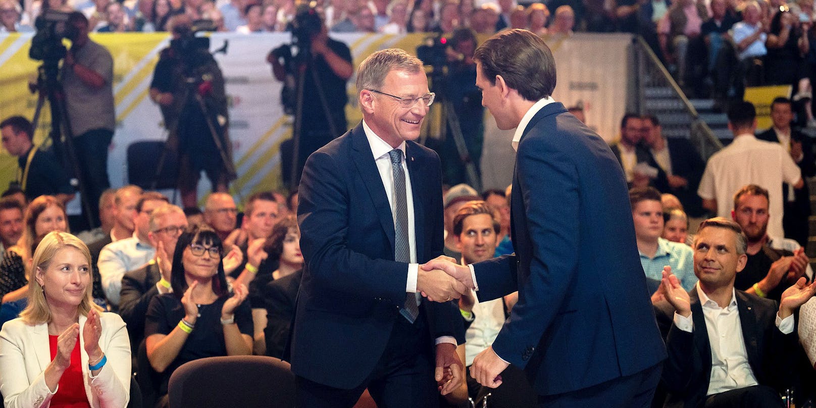 LH Thomas Stelzer (ÖVP) und Bundeskanzler Sebastian Kurz (ÖVP) im Rahmen des ÖVP-Wahlkampfauftaktes in Linz am 9. September 2021.