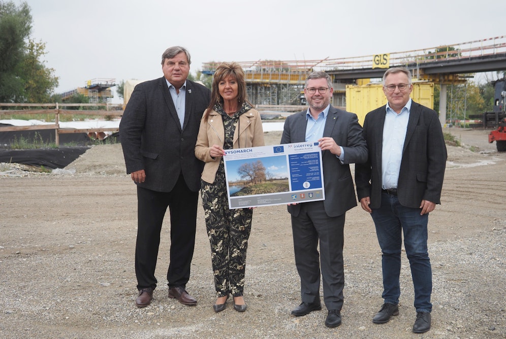 Bürgermeister Dušan Dvoran (Vysoká pri Morave), Alžbeta Ožvaldová (stellvertretende Vorsitzende des Selbstverwaltungskreis Bratislava), NÖ Mobilitätslandesrat Ludwig Schleritzko sowie Bürgermeister Gernot Haupt (Marchegg) überzeugten sich vom Fortschritt der Arbeiten an der neuen Marchbrücke zwischen Marchegg und Vysoká.