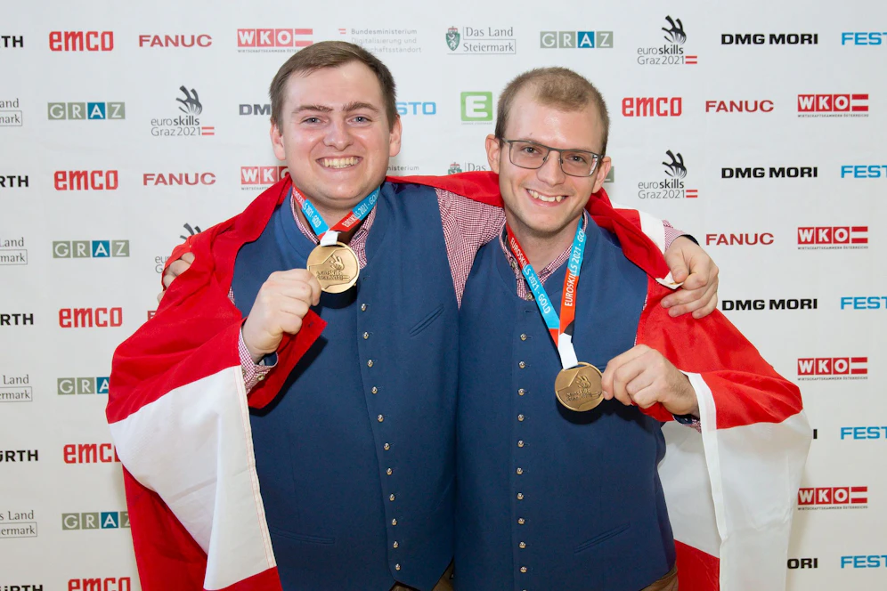 Daniel Mühlbacher (li.) und Georg Engelbrecht (re.) mit ihren Medaillen.