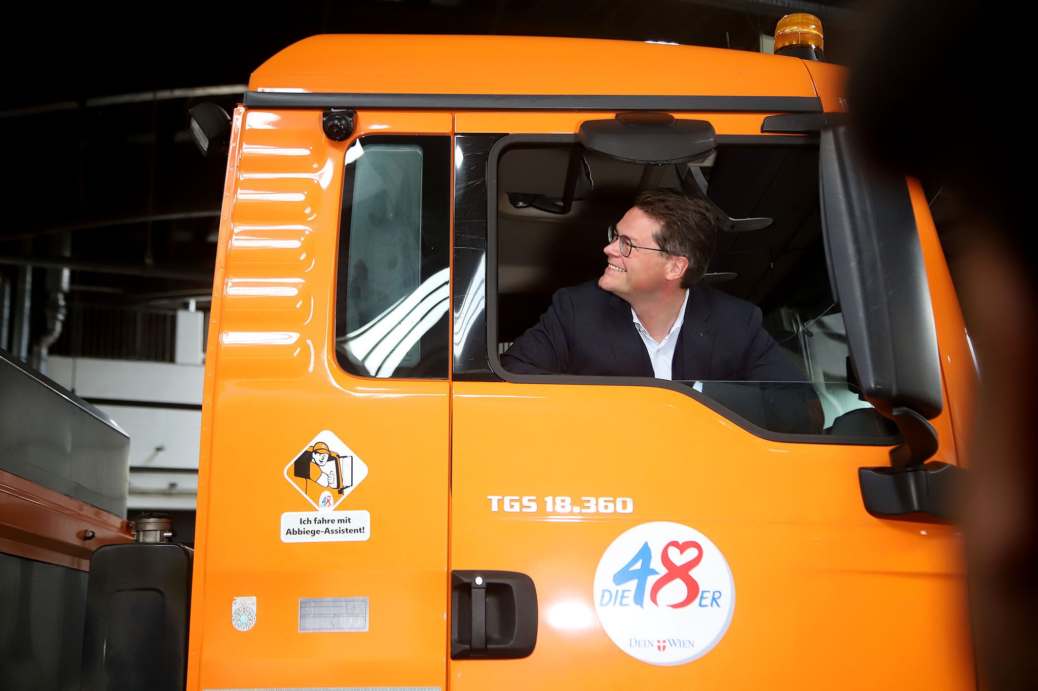 Umweltstadtrat Jürgen Czernohorszky im Mistwagen