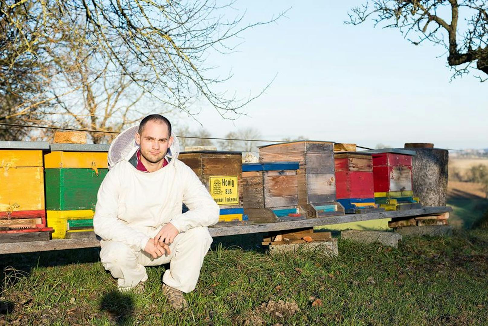 Christoph Stöffelbauer mit seinen Bienenvölkern