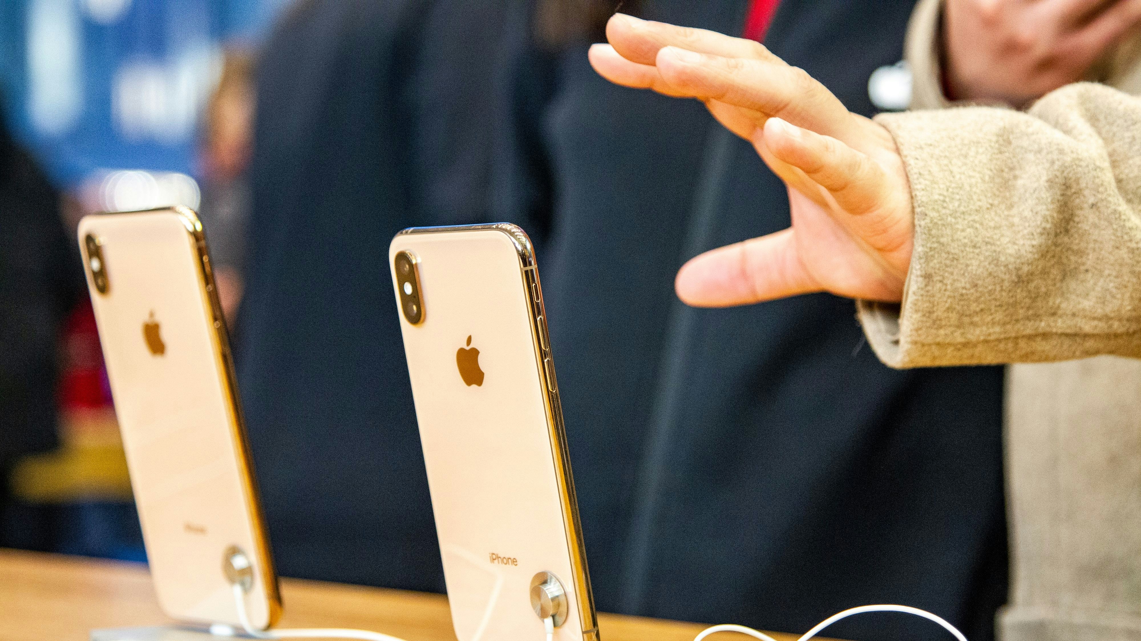 Download von www.picturedesk.com am 27.09.2021 (10:57).  --FILE--Chinese customers try out iPhone smartphones at an Apple store in Shanghai, China, 19 January 2019. Hon Hai Precision Industry -- better known as Foxconn -- Pegatron and other major Apple suppliers are not requiring their staff to work overtime and have encouraged employees to take normal leave over this year's Spring Festival because of shrinking iPhone orders. Apple's supply chain has been ravenous for component shipments since the iPhone came out in 2007 and has long required employees to work overtime during the Lunar New Year vacation, even recruiting en masse just before the Spring Festival to feed the strong demand for handsets. This year's iPhone sales have been flaccid, however, and the supply chain is thus not working overtime -- always a rarity -- Economic Daily News, based in Foxconn's home of Taiwan, noted yesterday. (Imaginechina via AP Images) - 20190119_PD19183 - Rechteinfo: Rights Managed (RM) Nur für redaktionelle Nutzung!