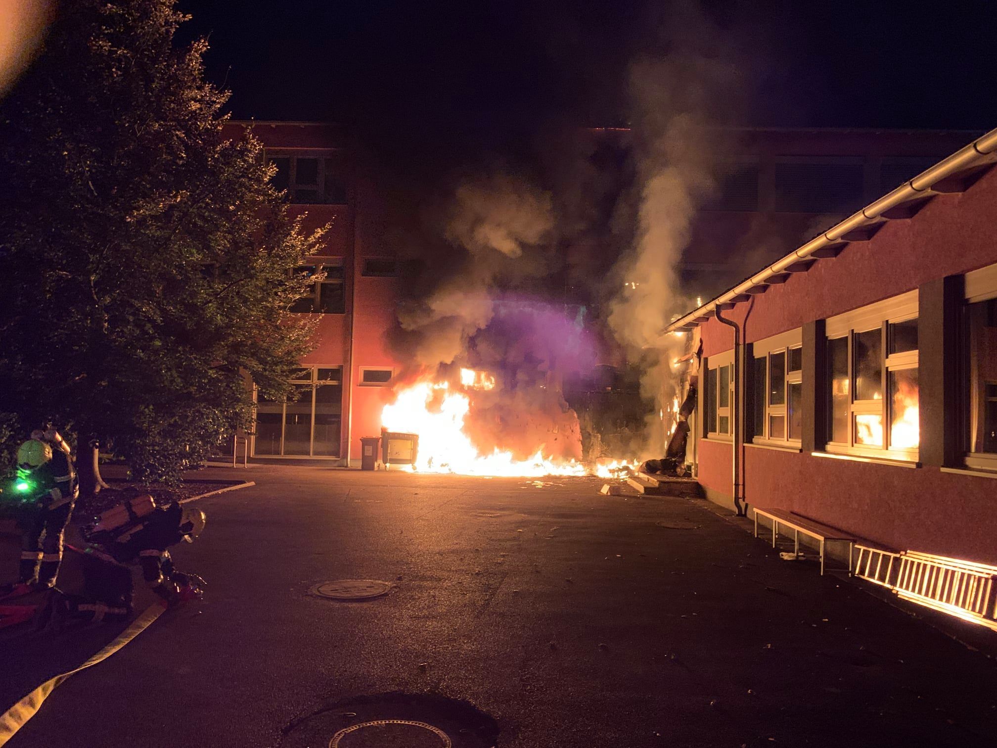 Die Flammen waren schlugen mehrere Meter in die Höhe.