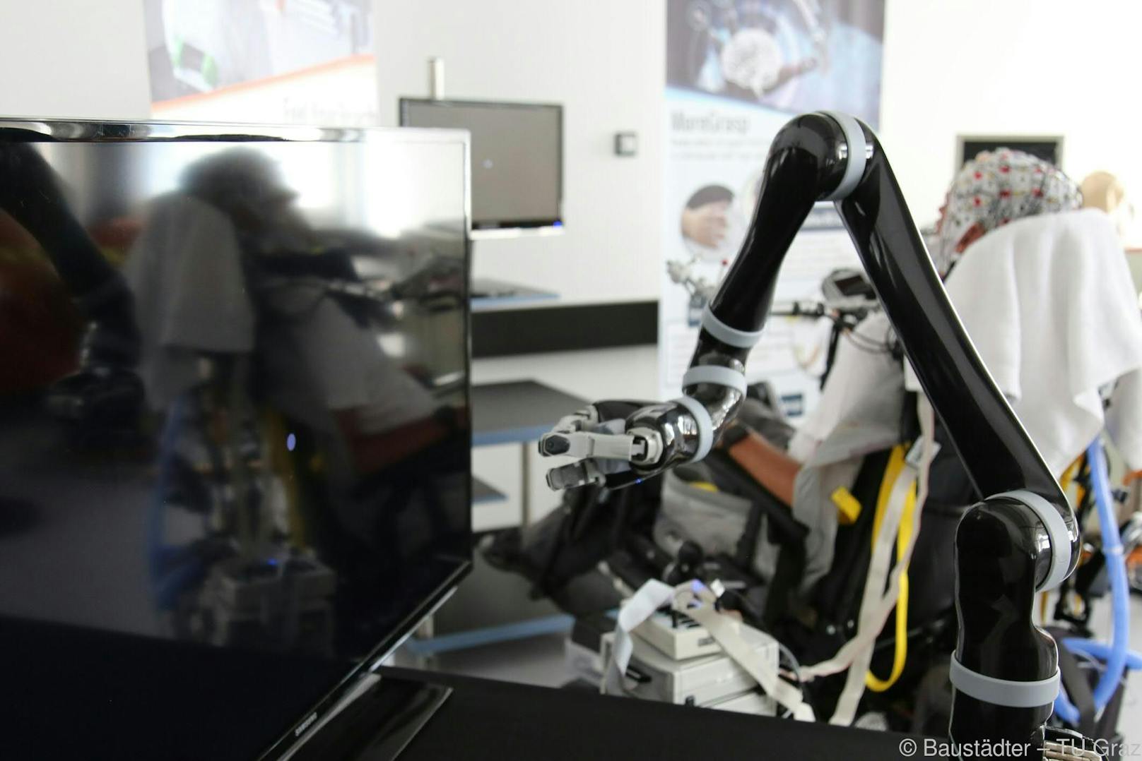 Roboterarme sollen Querschnittgelähmten mehr Freiheit geben.