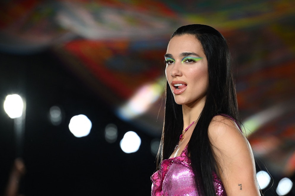 Dua Lipa heizte am Laufsteg von Versace ordentlich ein.